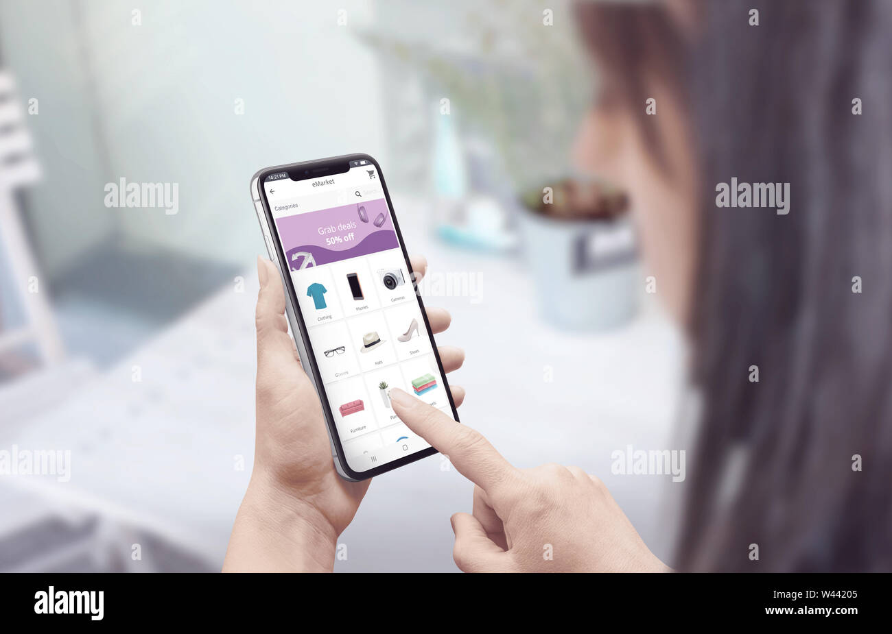 Magasinage en ligne avec un smartphone. télévision moderne design site web ou app concept. La jeune fille choisit de catégories de produits. Banque D'Images