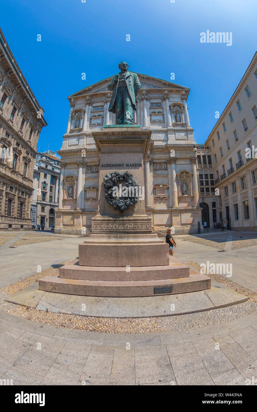 MILAN, ITALIE, 28 juin 2019 : Monument de Alessandro Manzoni sur la Piazza San Fedele. Était un poète et romancier italien né à Milan (1785 - 1873). Manzon Banque D'Images
