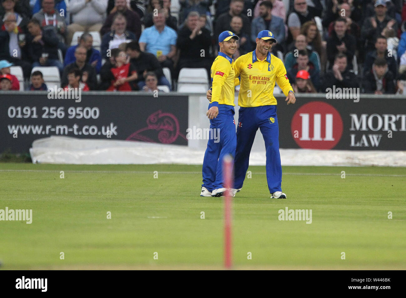 CHESTER LE STREET, en Angleterre le 19 juillet 2019. Jack Burnham et d'arcy courte de Durham pendant la vitalité T20 Blast match entre Durham County Cricket Club et le Northamptonshire County Cricket Club à Unis Riverside, Chester le Street le vendredi 19 juillet 2019. (Crédit : Mark Fletcher | MI News ) Crédit : MI News & Sport /Alamy Live News Banque D'Images