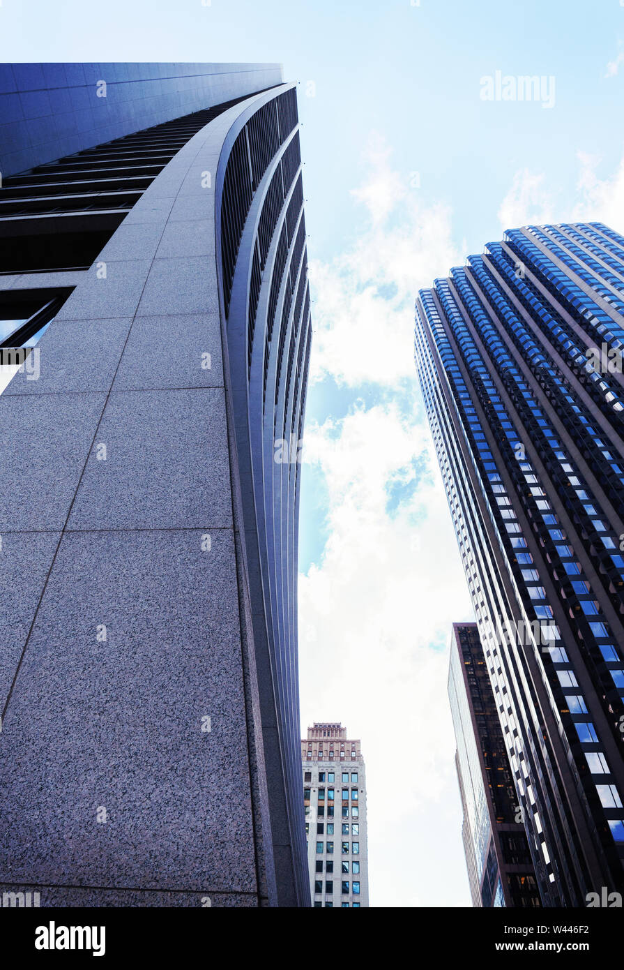 30 mars 2016, Chicago, Illinois, USA. Gratte-ciel immenses installations modernes de verre, acier et béton à Chicago. Résumé arrière-plan technique Banque D'Images