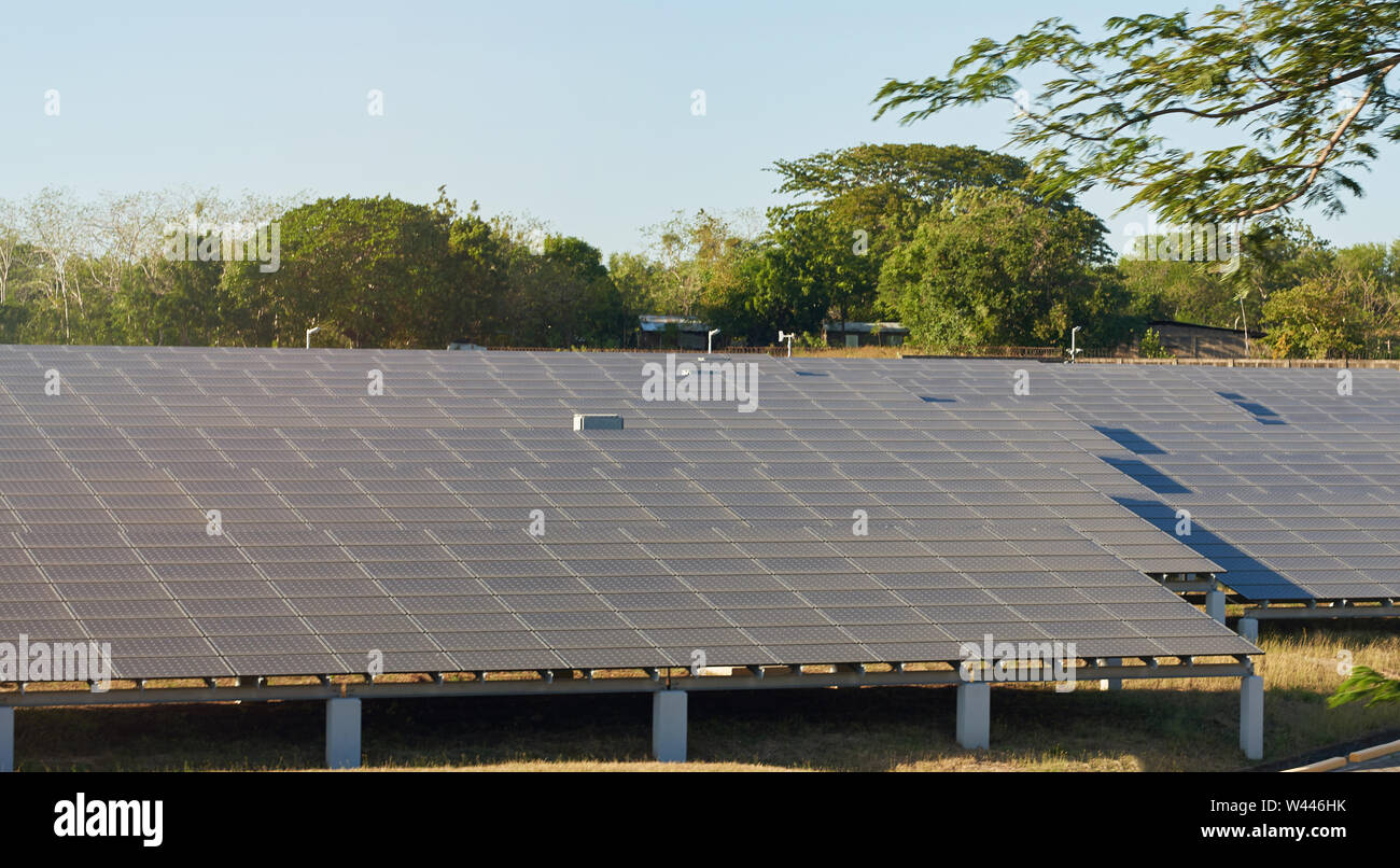 Panneaux solaires sur journée ensoleillée avec nature background Banque D'Images