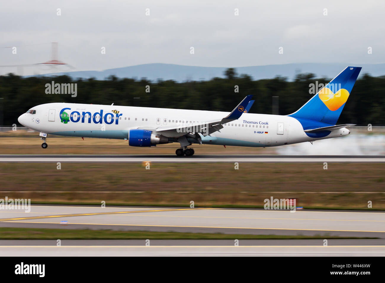 Francfort / ALLEMAGNE - le 18 août 2014 : Condor Airlines Boeing 767-300 D-ABUF avion du passager à l'atterrissage à l'aéroport de Francfort Banque D'Images