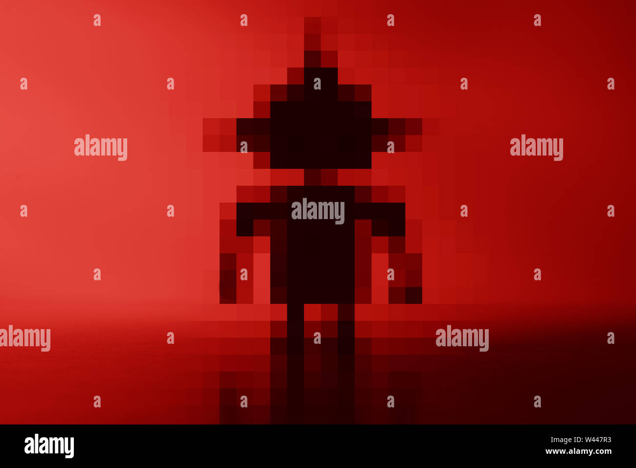 Silhouette d'un robot pixélisé sur fond rouge. Banque D'Images