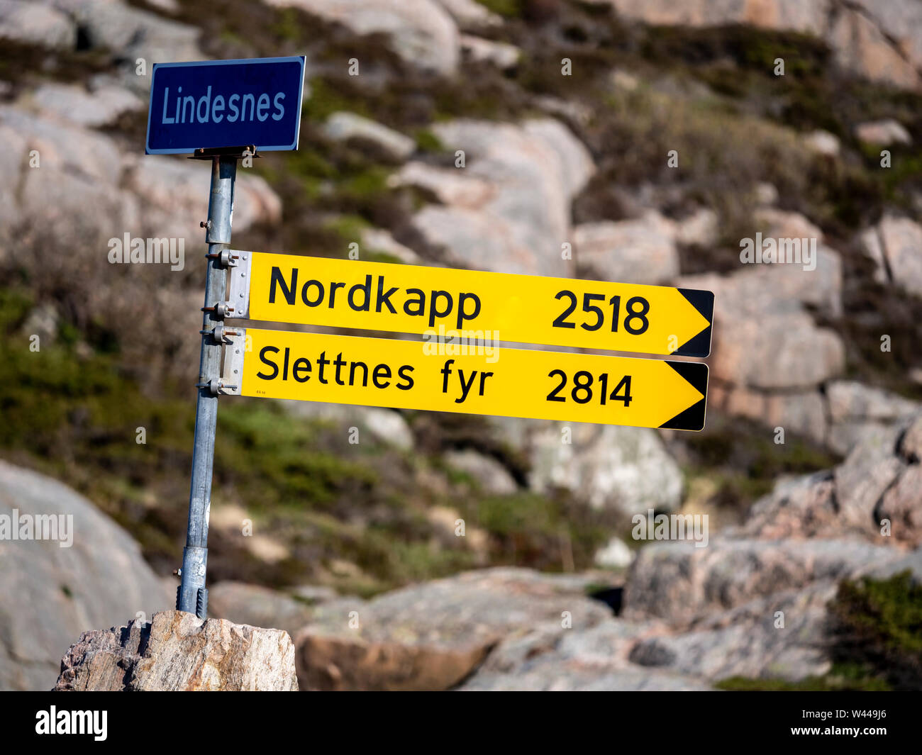 Signposts à Lighthouse Lindesnes Fyr montrant la distance pour le Cap Nord, Cap Lindesnes, pointe sud de la Norvège, site historique et culturel Banque D'Images