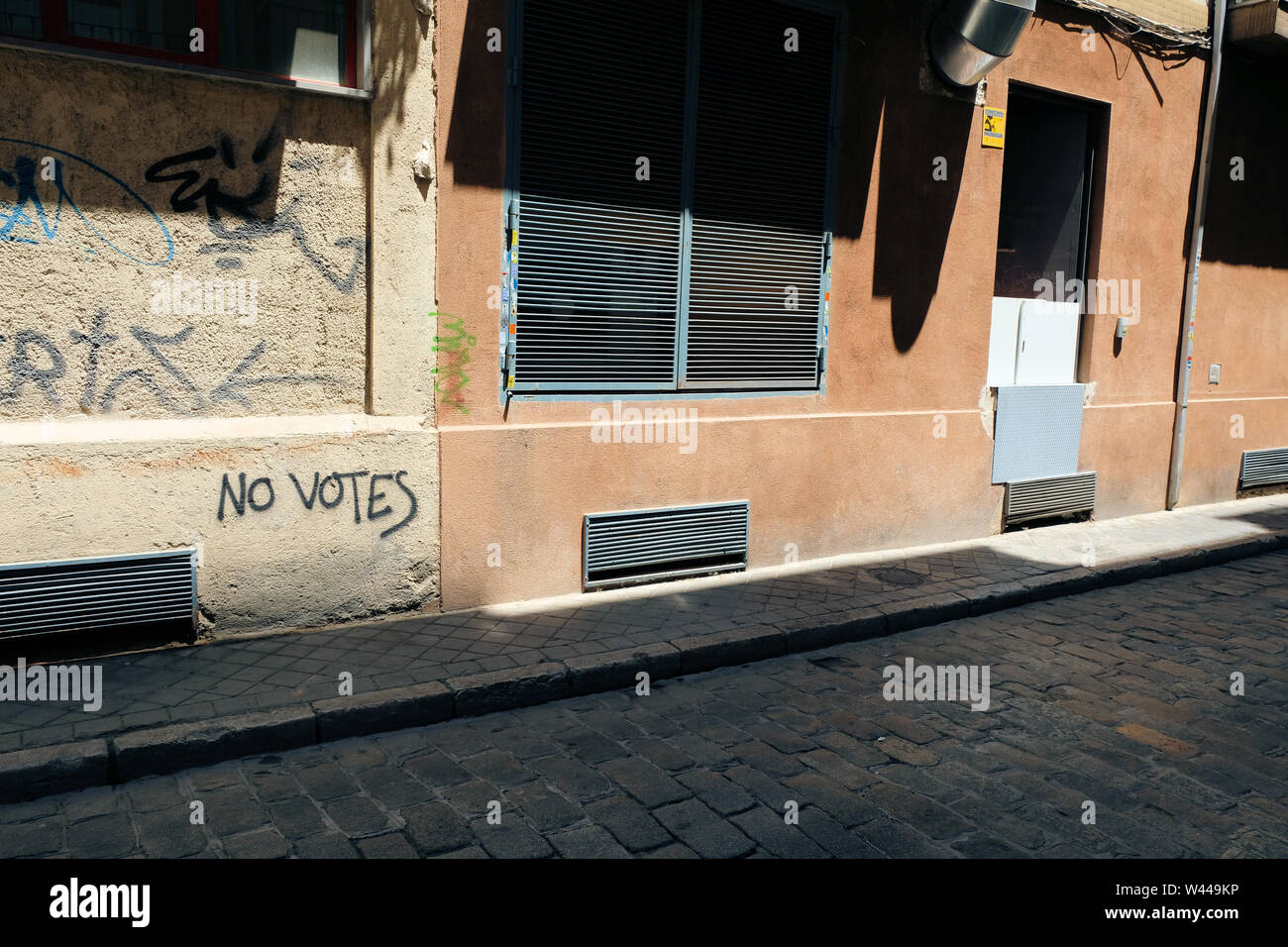 'Pas de votes" / ne pas voter : Graffiti sur un mur à Grenade, Espagne en implorant les lecteurs contre le vote ; déclaration politique sur la démocratie. Banque D'Images