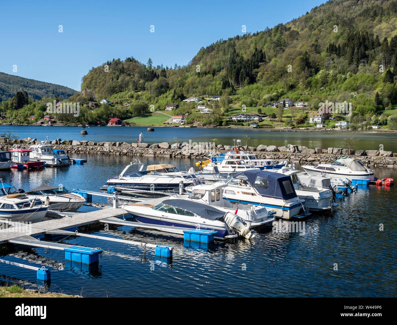 Bateaux de loisirs au village, rivière Feda Feda au Fedafjord, côte sud, fjordland, Norvège Banque D'Images