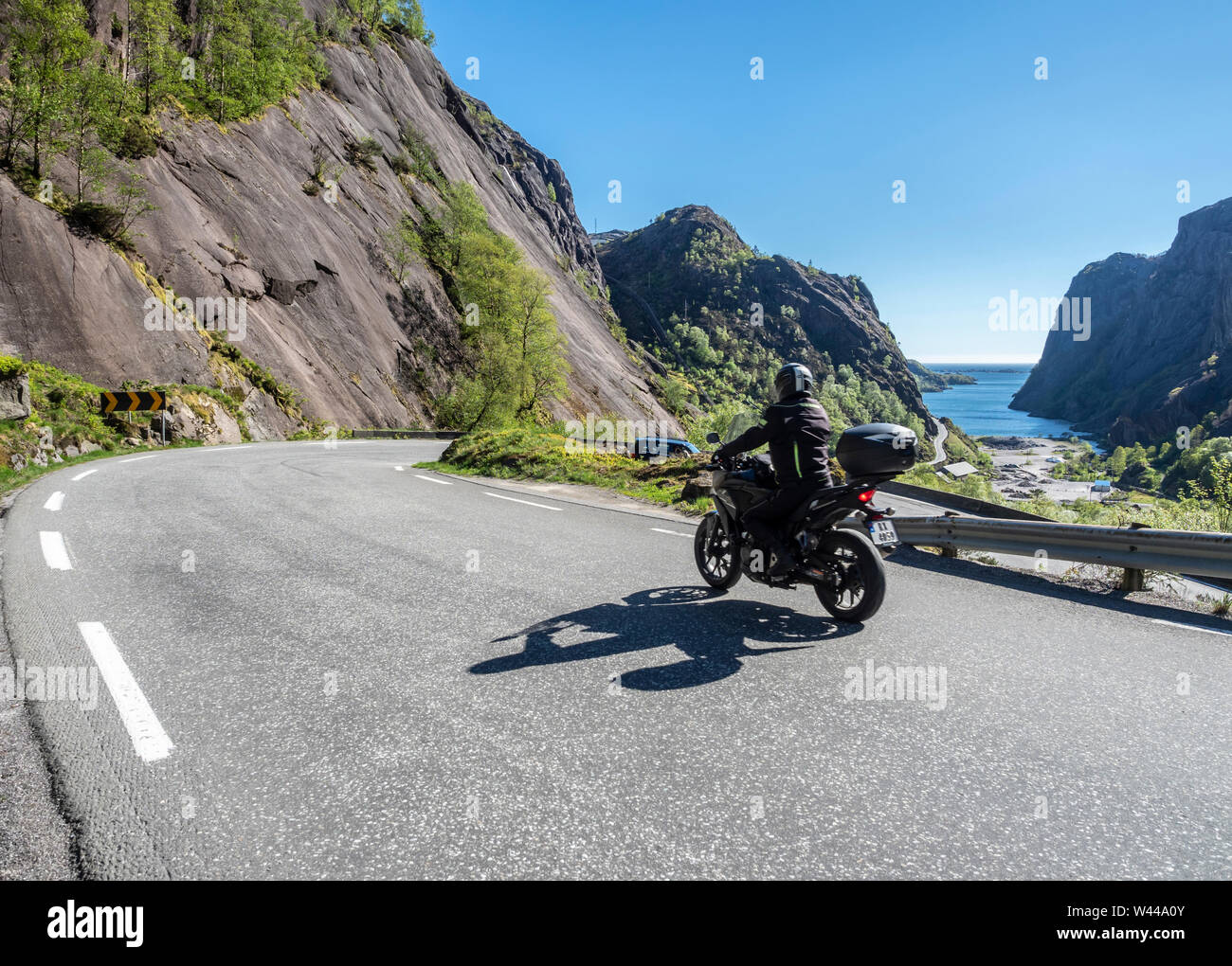 Col de montagne à moto sur la route côtière 44 Jössingfjord, de  Kristiansand à Egersund, Norvège du sud Photo Stock - Alamy