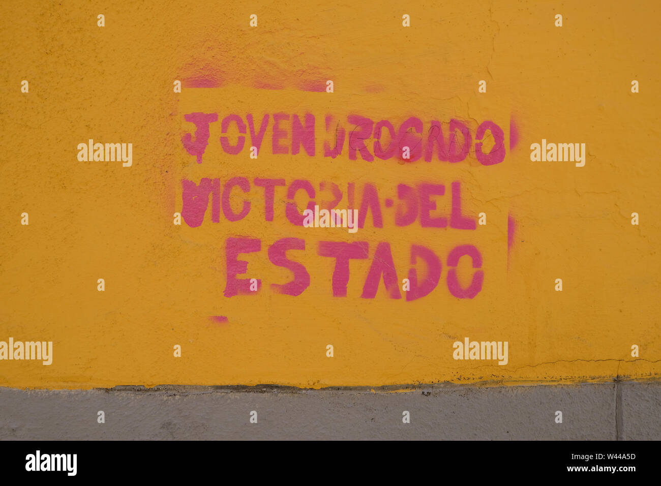 Joven drogado, Victoria del estado (jeunes drogués, victoire pour l'état) ; graffiti politique en Espagne en commentant l'abus des drogues chez les jeunes et de l'état. Banque D'Images