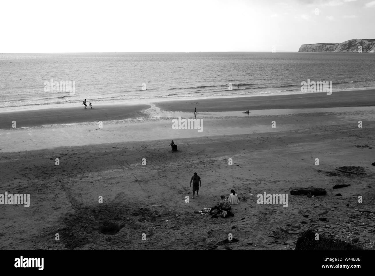 Voir d'une scène de plage avec plusieurs activités de plage passe à marée basse sur une plage de sable de mer à Compton Chine Plage, Compton Bay, île de Wight, au Royaume-Uni. Banque D'Images