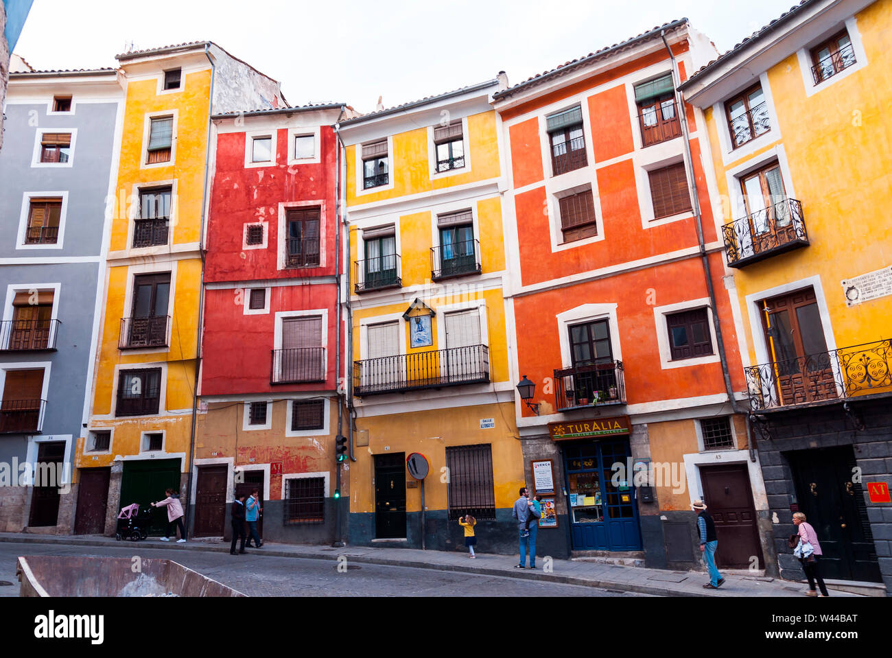 Casas de colores en la calle Alfonso VIII. Ciudad de Cuenca. Castilla la Mancha. España Banque D'Images