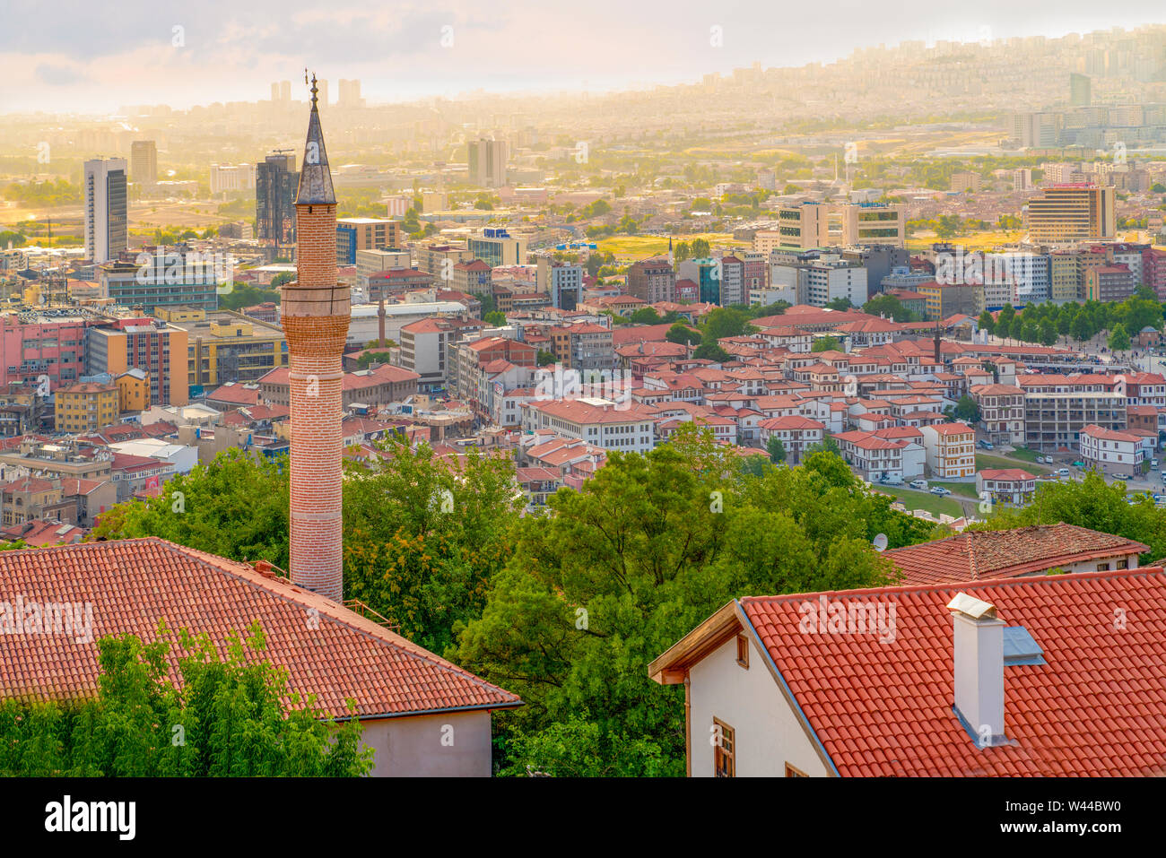 Ankara/Turquie - 06 juillet 2019 : paysage d'Ankara et Haci Bayram vue sur le quartier de Château d'Ankara en fond de ciel bleu Banque D'Images