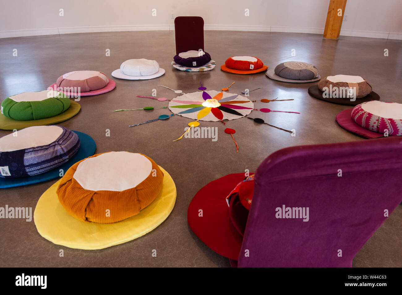Un plan rapproché sur des coussins colorés formant un cercle sacré, les rituels religieux originaires de tribus américaines autochtones, 12 couleurs sont adorés à la prospérité. Banque D'Images