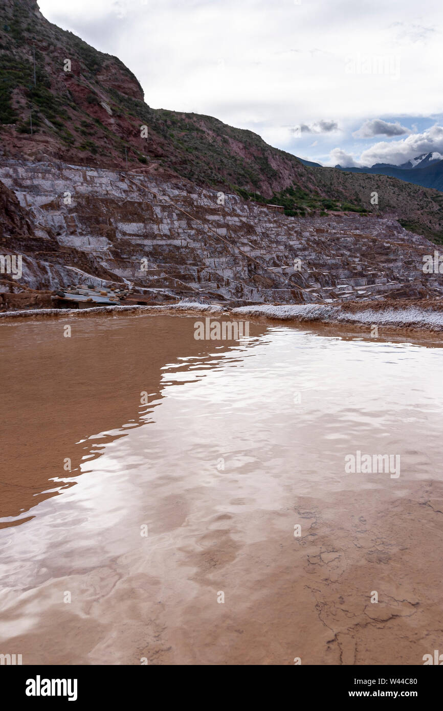 Terrasses de la mine de sel au Pérou Banque D'Images