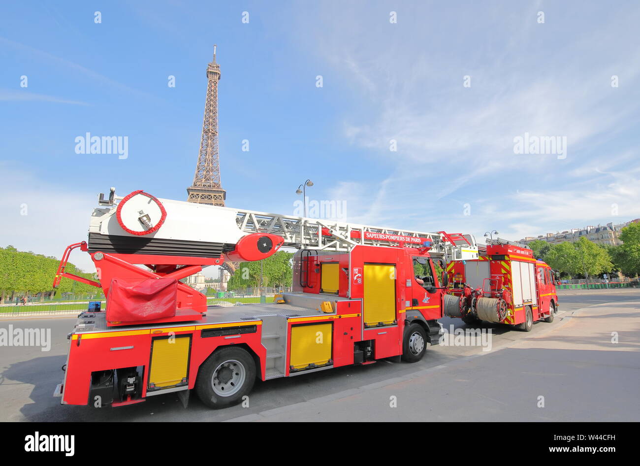 Tour Eiffel Paris Incendie 2025r John Risa Verile