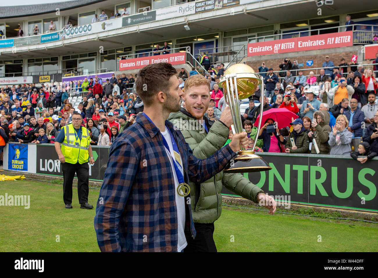 CHESTER LE STREET, en Angleterre. 19 juillet 2019. Mark Wood et Ben Stokes de Durham et de l'Angleterre avec la Coupe du monde de cricket au cours de l'épanouissement T20 Blast match entre Durham County Cricket Club et le Northamptonshire County Cricket Club à Unis Riverside, Chester le Street le vendredi 19 juillet 2019. (Crédit : Mark Fletcher | MI News ) Crédit : MI News & Sport /Alamy Live News Banque D'Images