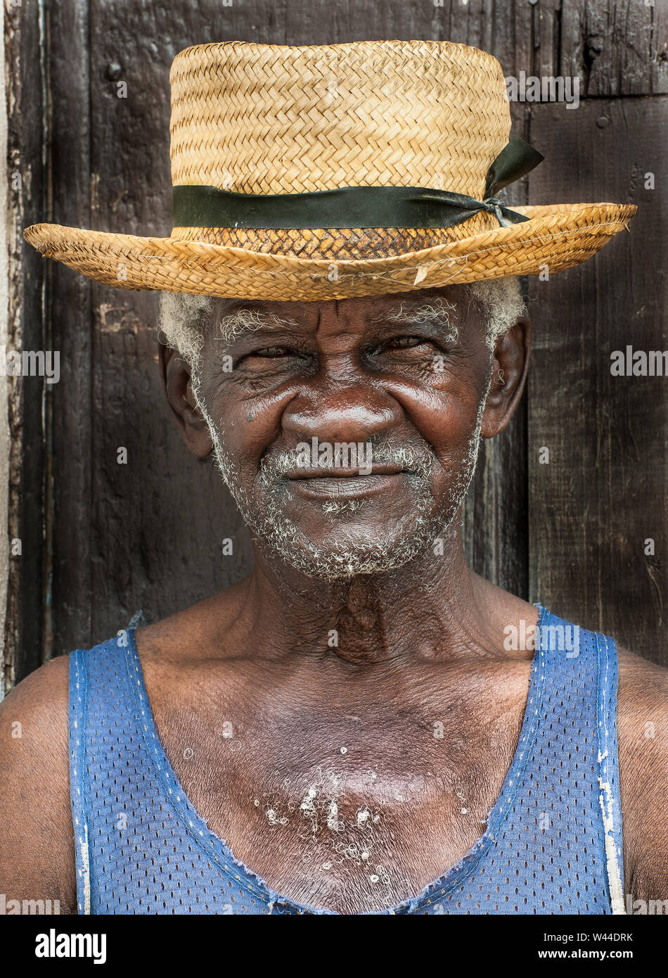 Portrait d'un homme portant un Cubain dapper straw hat Banque D'Images