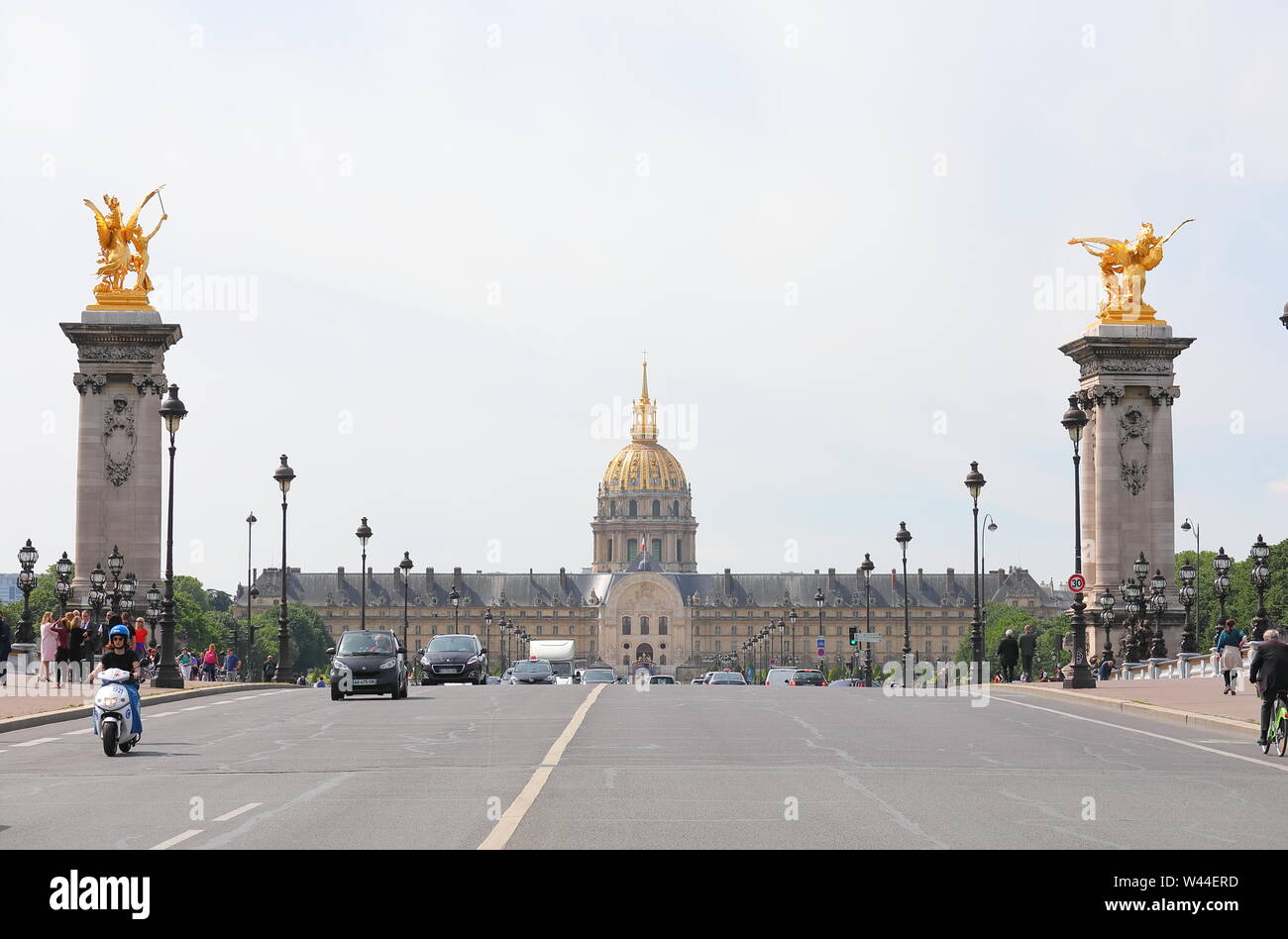 Les gens visiter pont Alexandre III Paris France Banque D'Images