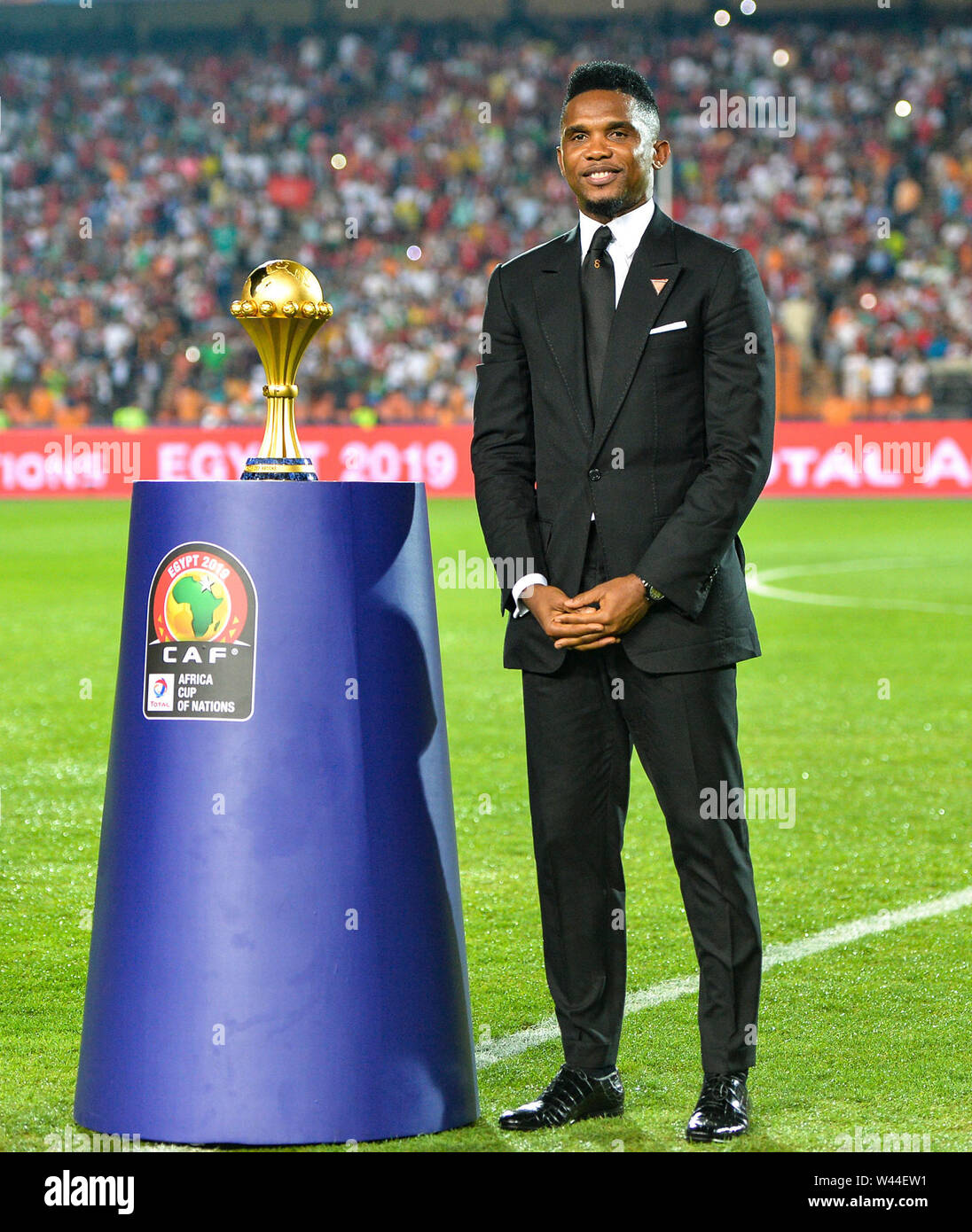 Le Caire. 19 juillet, 2019. La star du football Camerounais Samuel Eto'o, présente le trophée avant la coupe d'Afrique des Nations 2019 dernier match entre le Sénégal et l'Algérie au Caire, Egypte le 19 juillet 2019. L'Algérie a gagné 1-0 et a réclamé le titre. Crédit : Li Yan/Xinhua/Alamy Live News Banque D'Images