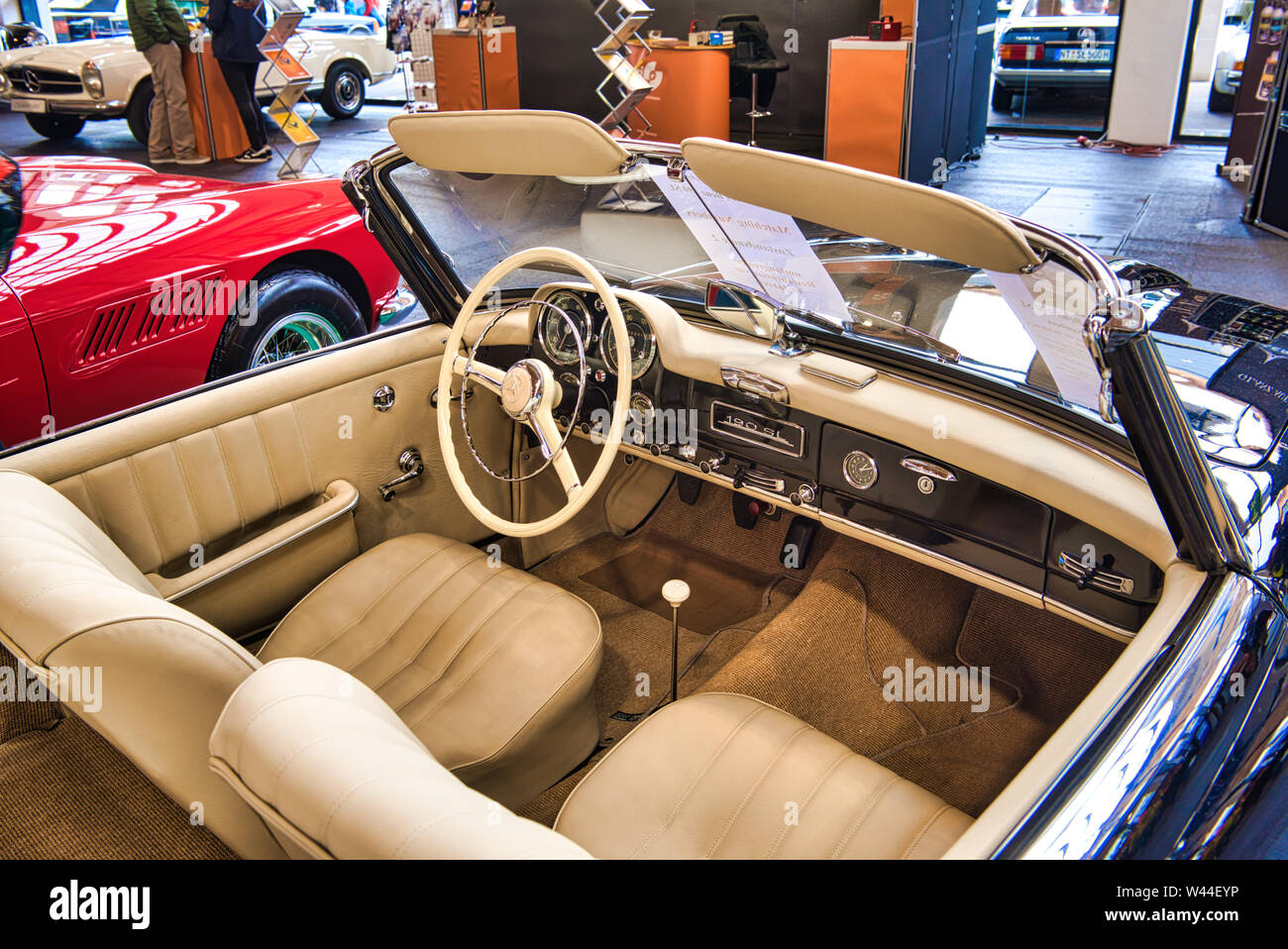 FRIEDRICHSHAFEN - Mai 2019 : l'intérieur beige de MERCEDES-BENZ 190 SL roadster cabrio 1961 à Motorworld Classics Bodensee le 11 mai 2019 dans Friedrichsh Banque D'Images