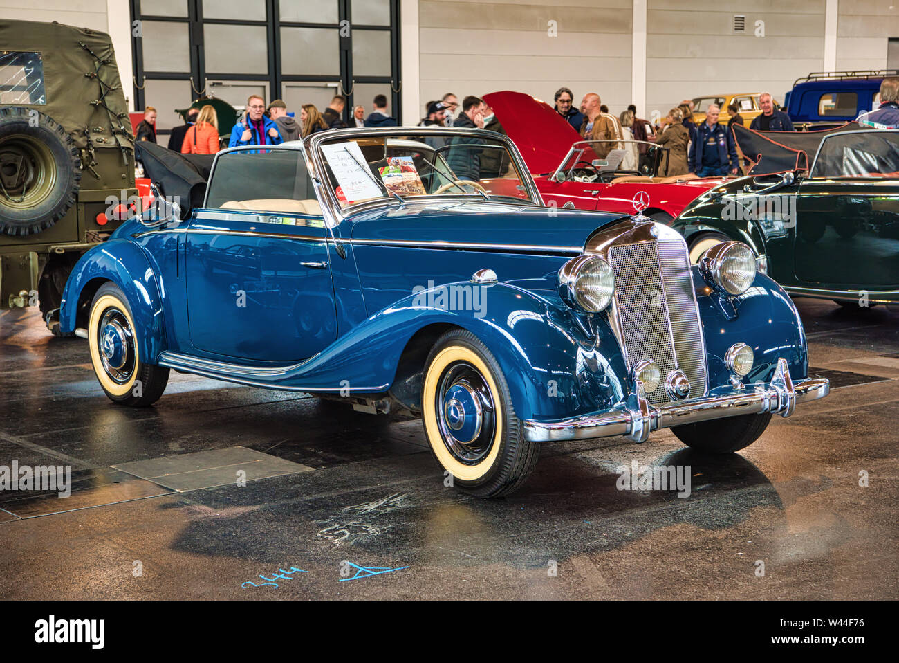 FRIEDRICHSHAFEN - Mai 2019 : bleu MERCEDES-BENZ 170 W136 1950 cabrio à Motorworld Classics Bodensee le 11 mai 2019 à Friedrichshafen, Allemagne. Banque D'Images
