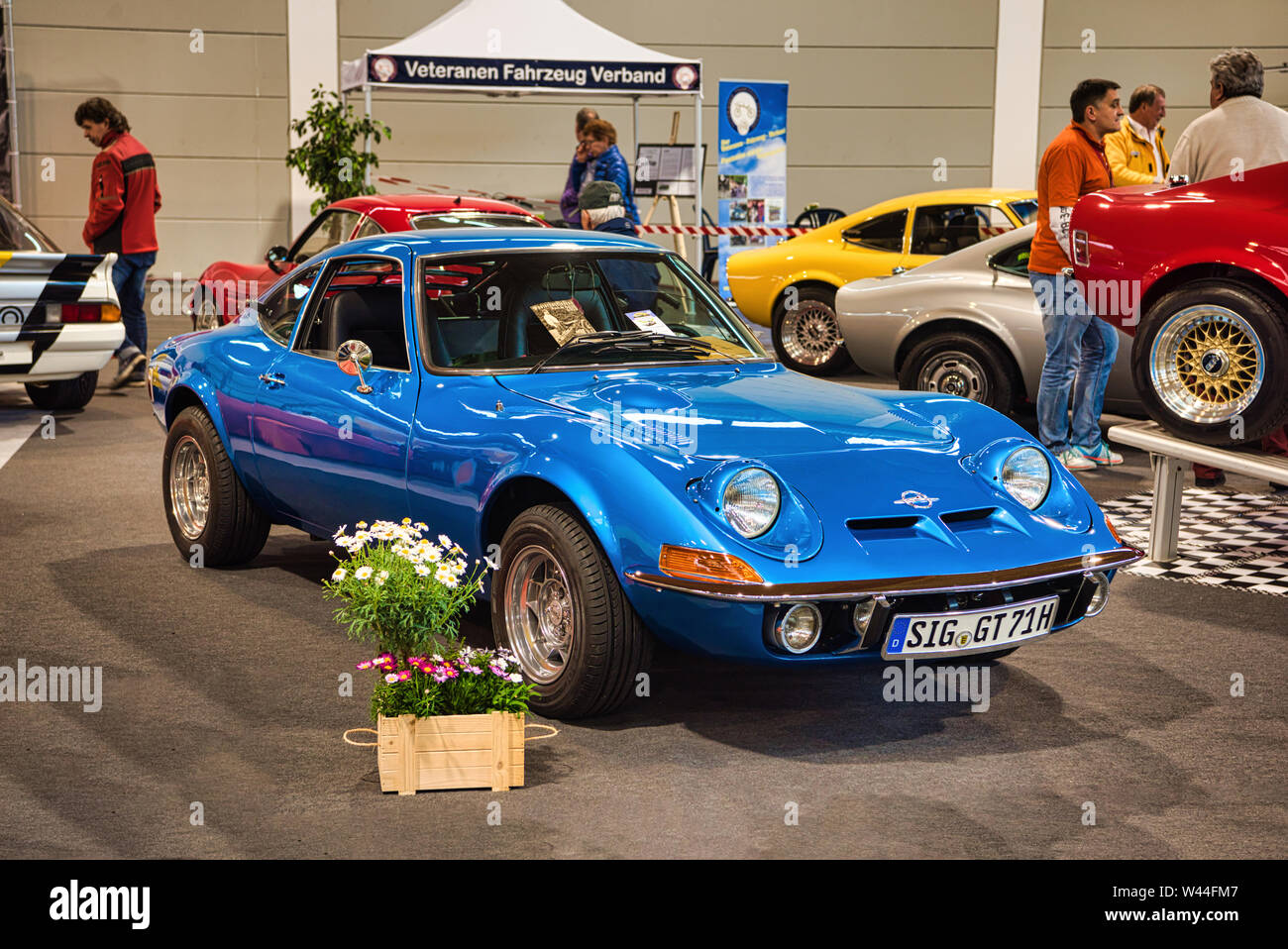 FRIEDRICHSHAFEN - Mai 2019 : BLEU OPEL GT 1968 coupé à Motorworld Classics Bodensee le 11 mai 2019 à Friedrichshafen, Allemagne. Banque D'Images