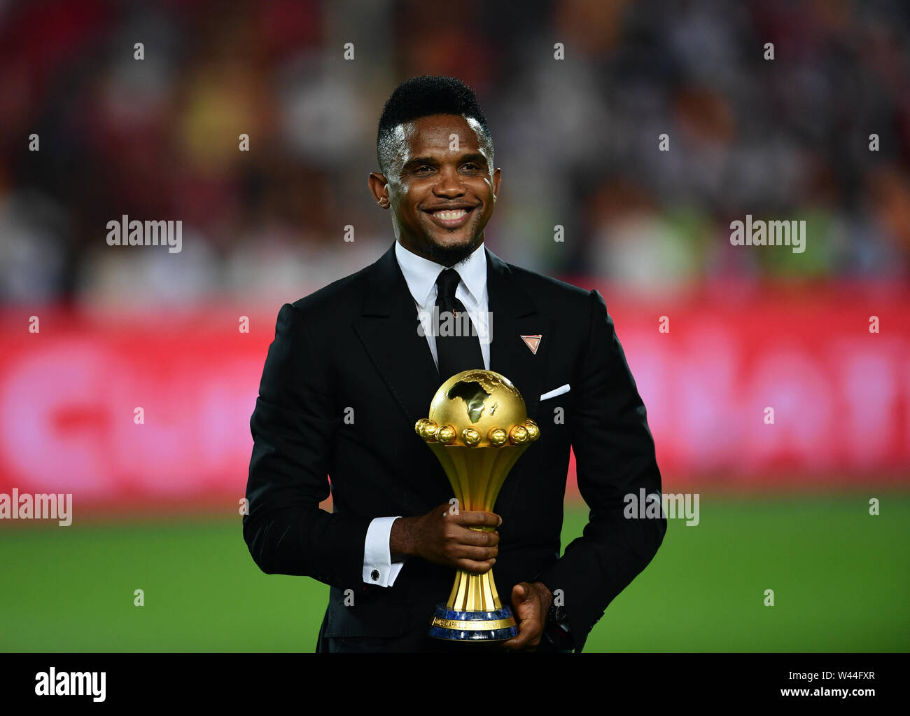 Le Caire. 19 juillet, 2019. La star du football Camerounais Samuel Eto'o, présente le trophée avant la coupe d'Afrique des Nations 2019 dernier match entre le Sénégal et l'Algérie au Caire, Egypte le 19 juillet 2019. L'Algérie a gagné 1-0 et a réclamé le titre. Huiwo Crédit : Wu/Xinhua/Alamy Live News Banque D'Images