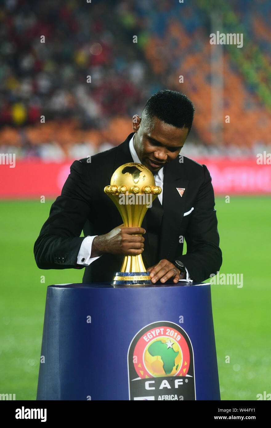 Le Caire. 19 juillet, 2019. La star du football Camerounais Samuel Eto'o, présente le trophée avant la coupe d'Afrique des Nations 2019 dernier match entre le Sénégal et l'Algérie au Caire, Egypte le 19 juillet 2019. L'Algérie a gagné 1-0 et a réclamé le titre. Huiwo Crédit : Wu/Xinhua/Alamy Live News Banque D'Images