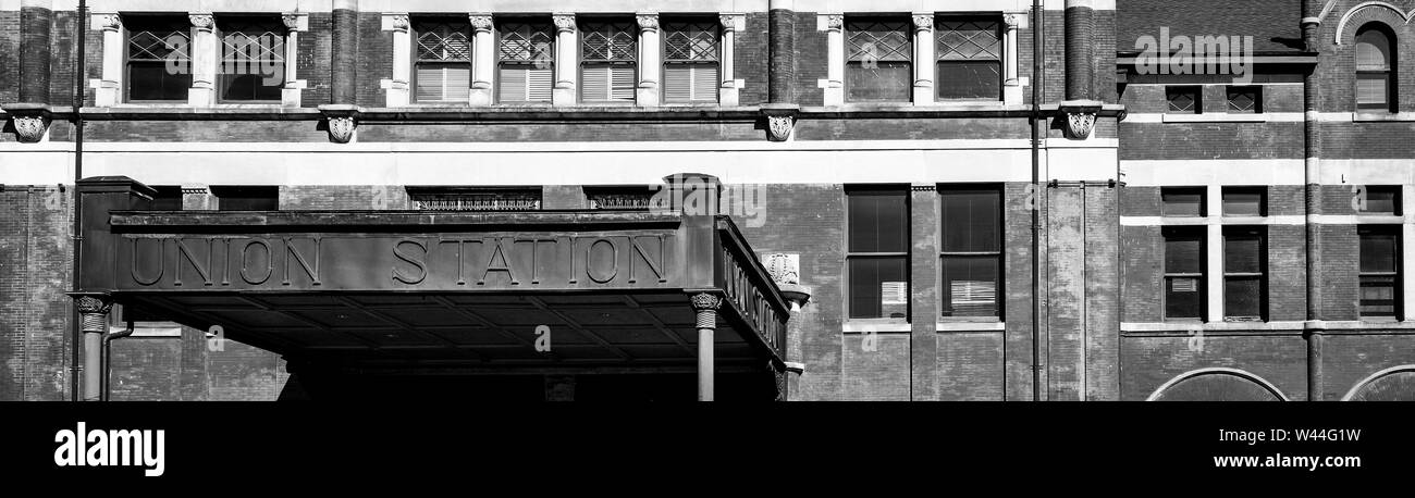 Une vue panoramique recadrée de l'Union Station, la signalisation sur le métal de dépassement de l'entrée de l'édifice, à Montgomery, AL, États-Unis d'Amérique, Banque D'Images