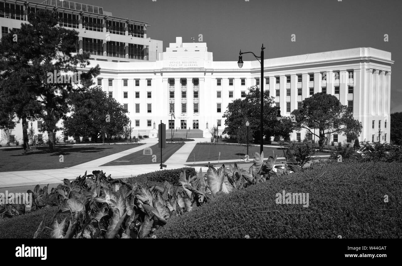 L'impressionnant bâtiment, site Lurleen B. Wallace, état de l'Alabama dans les bureaux du gouvernement dans la capitale de l'Etat de Montgomery, AL, en noir et blanc Banque D'Images