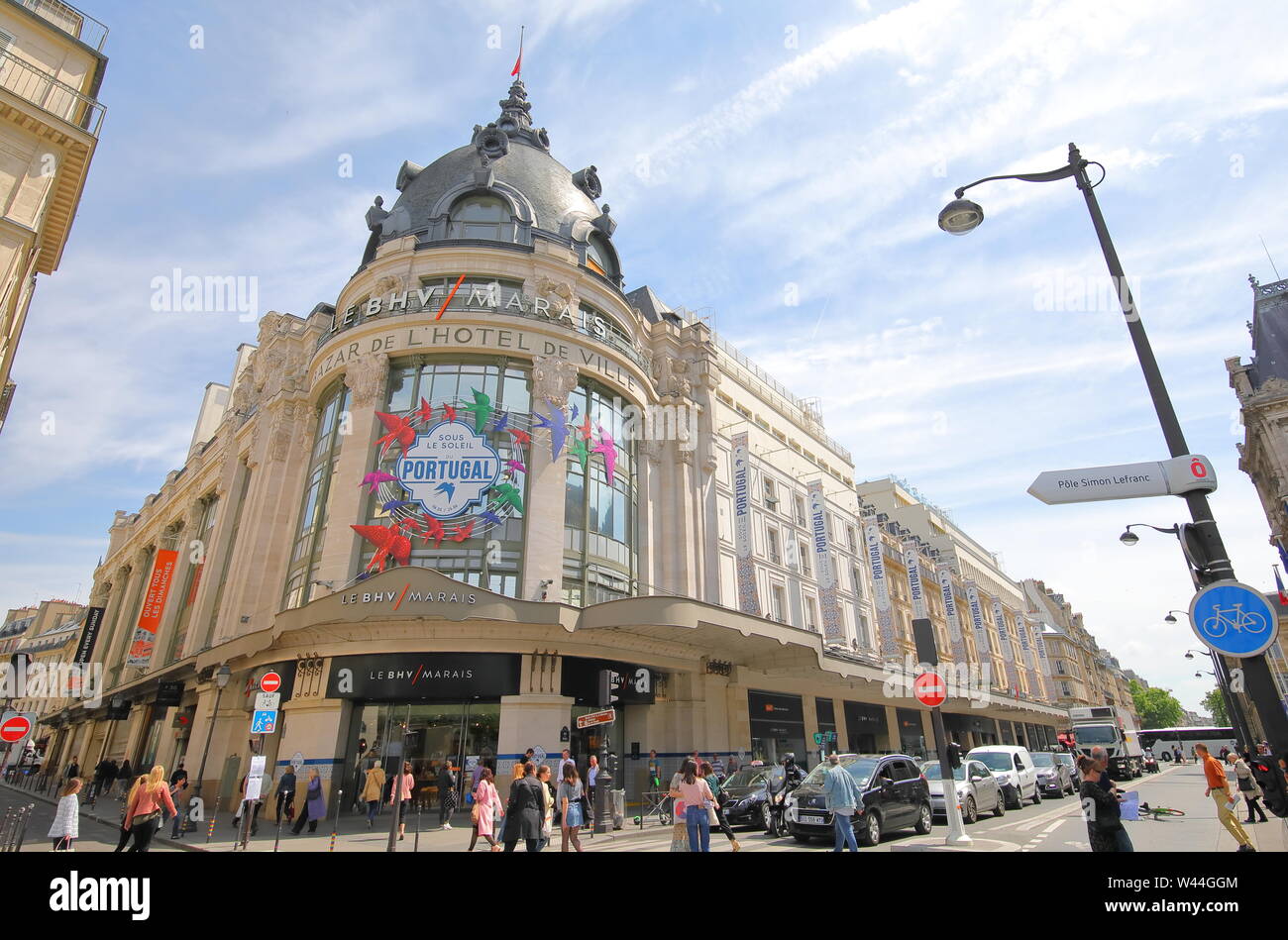 Personnes visitent le magasin BHV Marais Paris France Banque D'Images