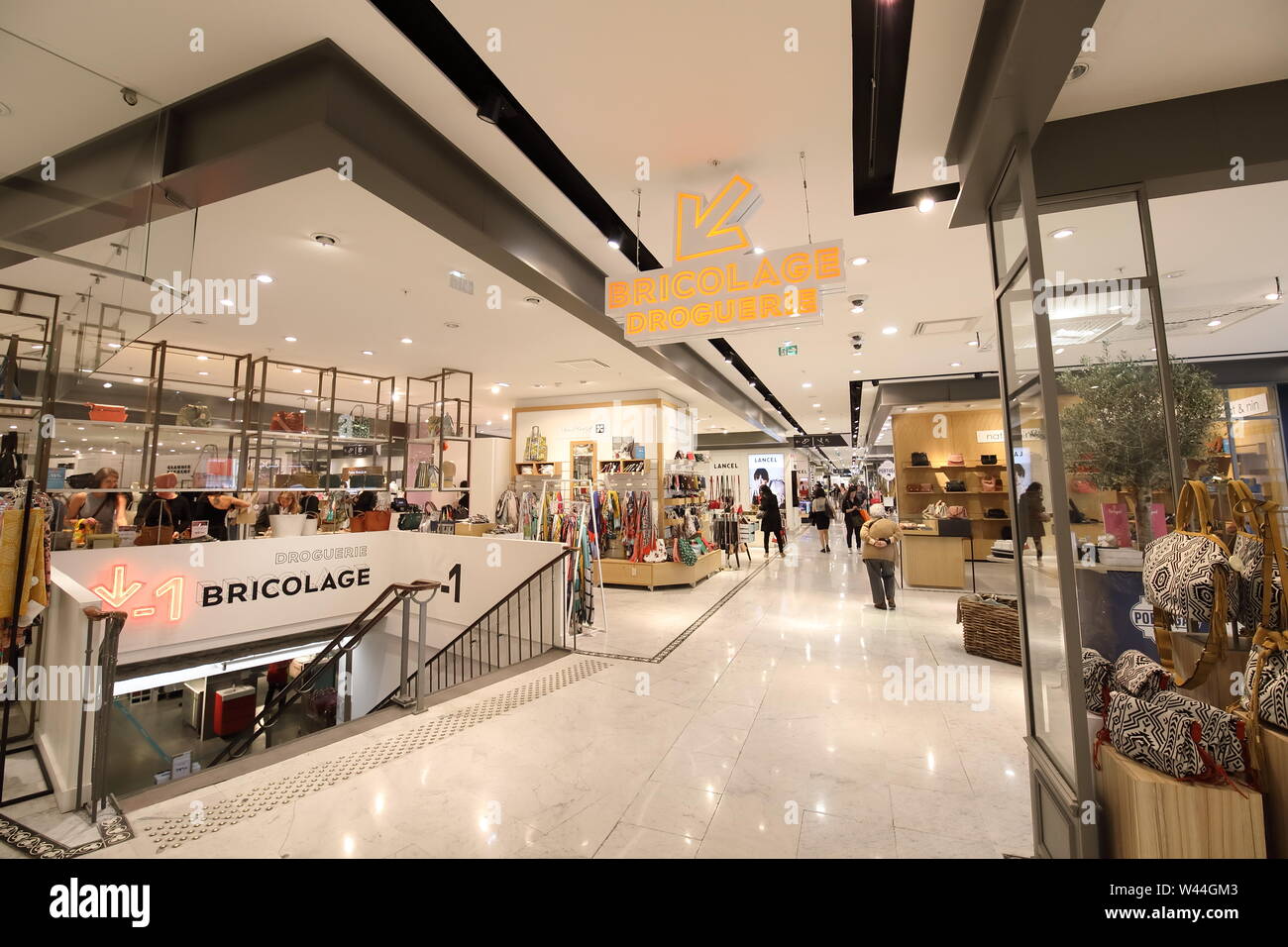 Personnes visitent le magasin BHV Marais Paris France Banque D'Images