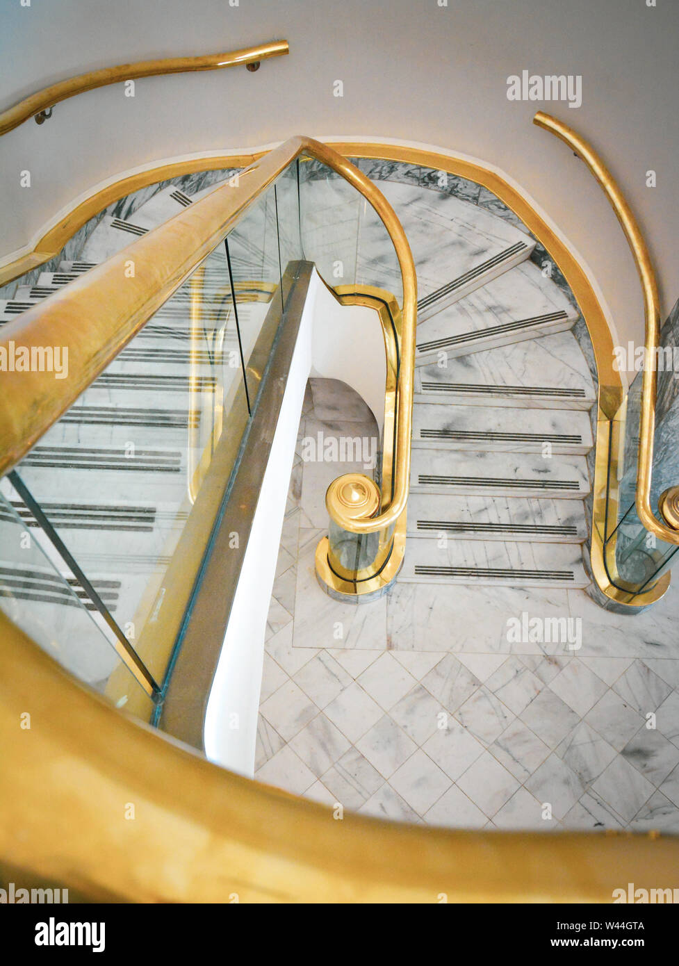 Laiton et verre magnifique escalier en spirale avec un sol en marbre blanc à l'intérieur de l'Alabama State Capitol à Montgomery, AL, États-Unis d'Amérique Banque D'Images