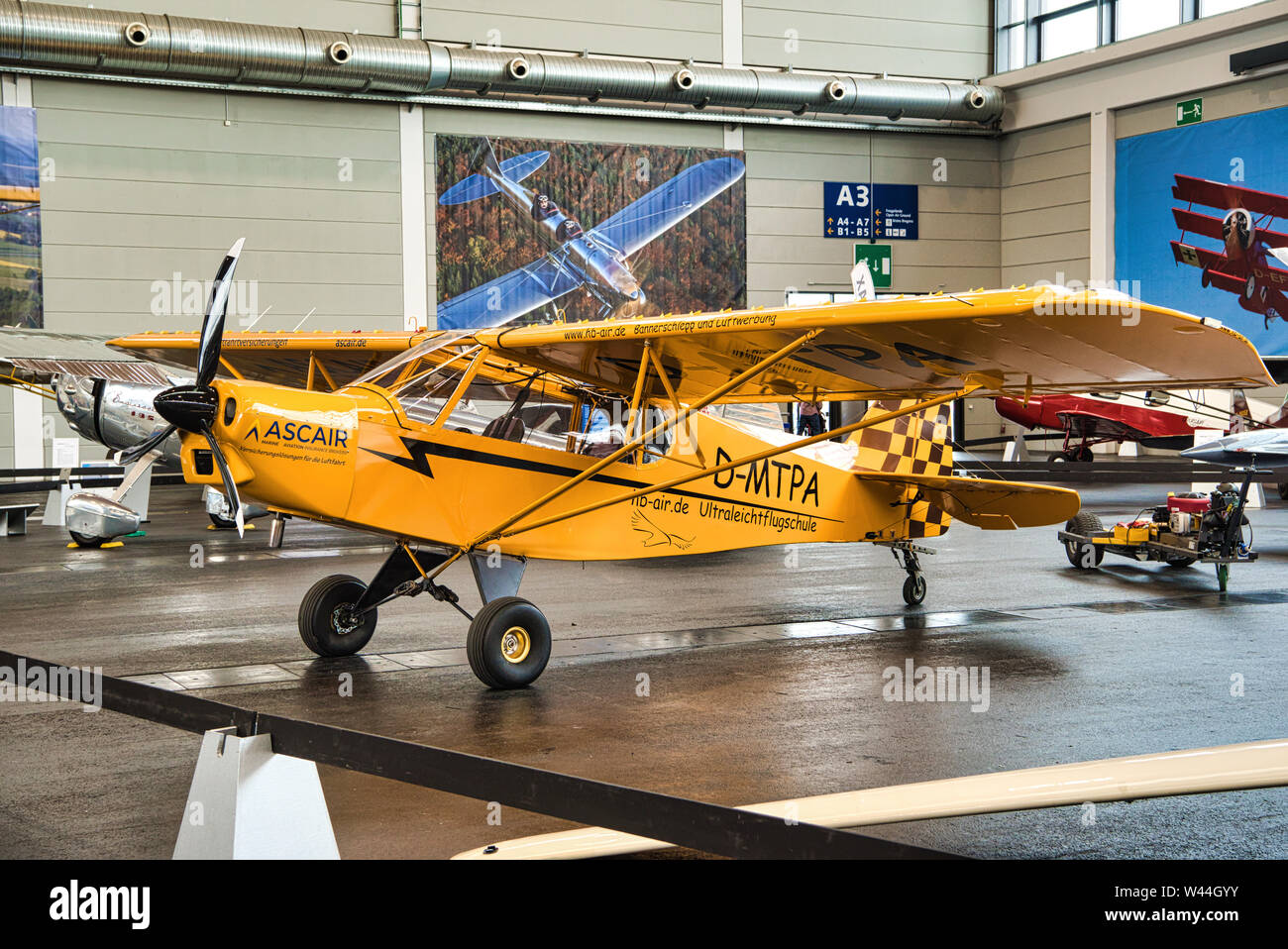FRIEDRICHSHAFEN - Mai 2019 : jaune avion Piper J3 CUB à Motorworld Classics Bodensee le 11 mai 2019 à Friedrichshafen, Allemagne. Banque D'Images