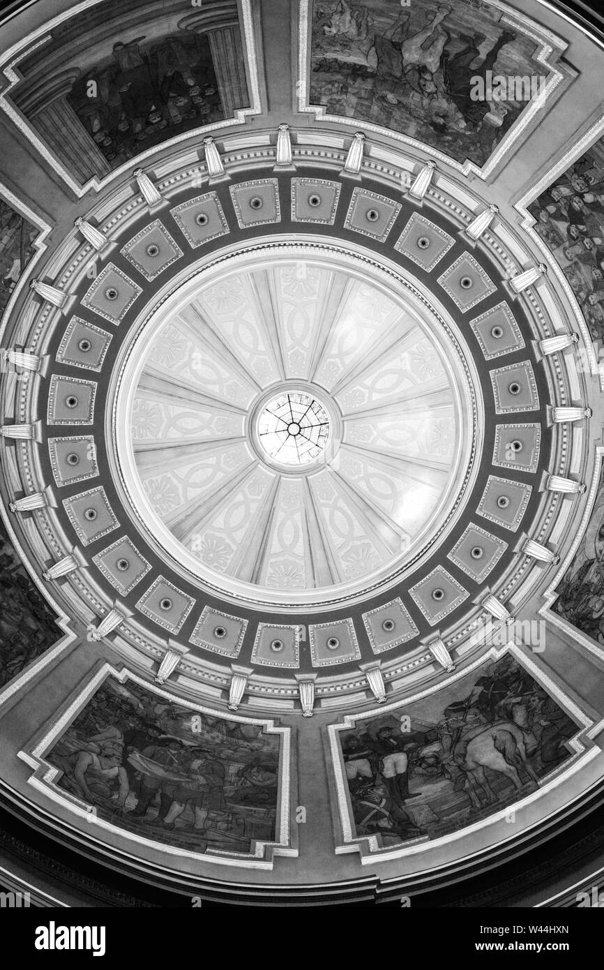 Vue de dessus de la coupole du plafond de l'intérieur de peintures historiques dans l'Alabama State Capitol building à Montgomery, AL, États-Unis d'Amérique, en noir et blanc Banque D'Images