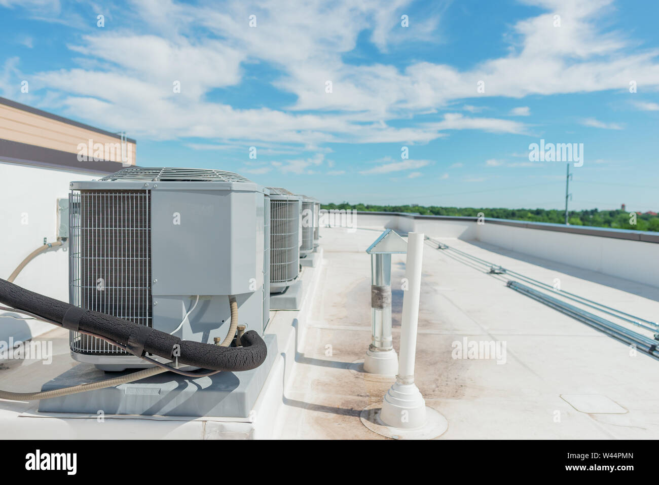 Climatisation unités de condensation sur un toit d'un bâtiment. Banque D'Images