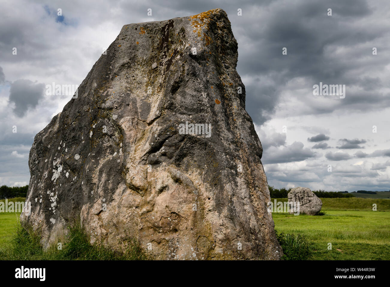 Grande femelle Cove stone dans le nord du cercle intérieur d'Avebury Henge plus grand pierre néolithique circé dans le monde Village d'Avebury en Angleterre Banque D'Images