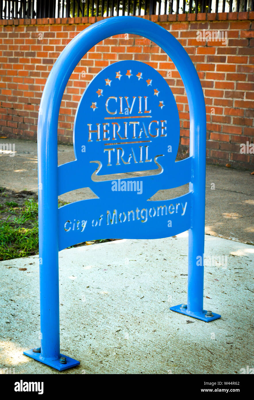 Le bleu de l'isolation de métal signe apposé sur le trottoir de la route du Patrimoine Civil désigne un panneau indiquant l'information historique et touristique, Montgomery, AL Banque D'Images