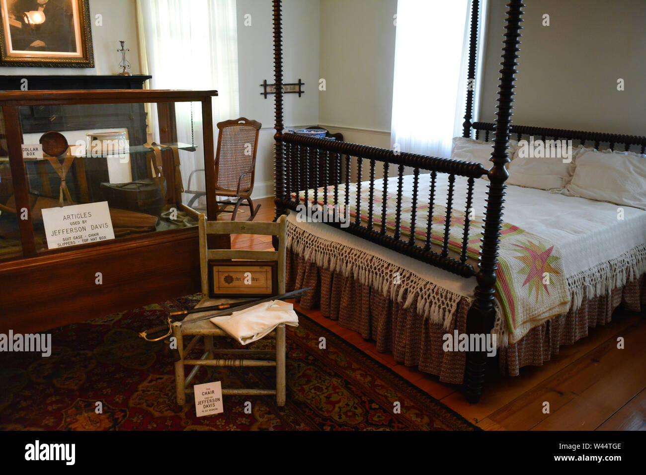 Une chambre présentant des articles personnels utilisés par le Président Jefferson Davis tout en occupant la première Maison Blanche de la Confédération à Montgomery, AL Banque D'Images