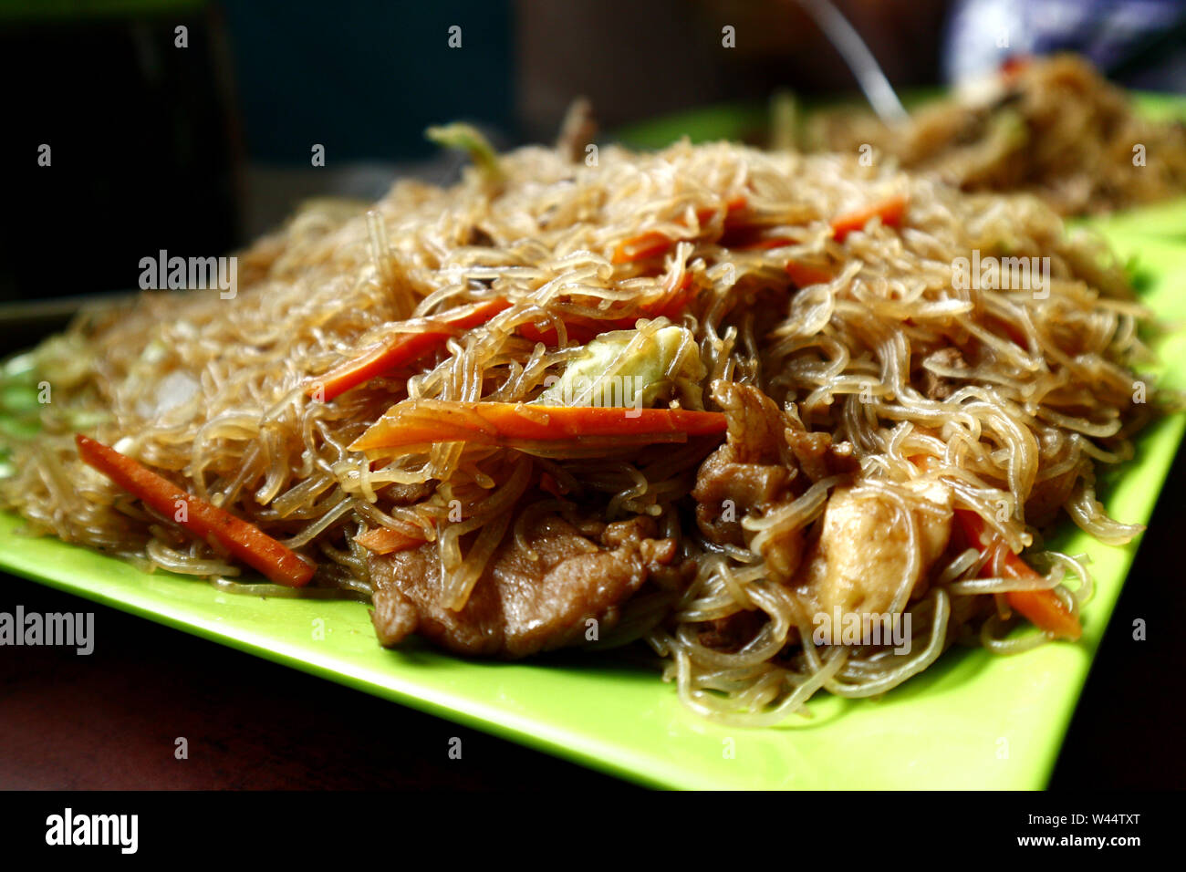 Photo d'une assiette de nourriture Philippine fraîchement cuisiné appelé Pancit Bihon Banque D'Images