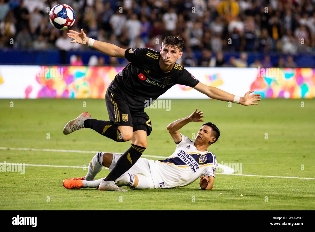 Carson, Californie, USA. 19 juillet, 2019. Jouer sur. Tristan Blackmon (27) et Uriel Antuna (18) obtenir empêtré dans la boîte pendant l'El Trafico, le derby de Los Angeles. Crédit : Ben Nichols/Alamy Live News Banque D'Images