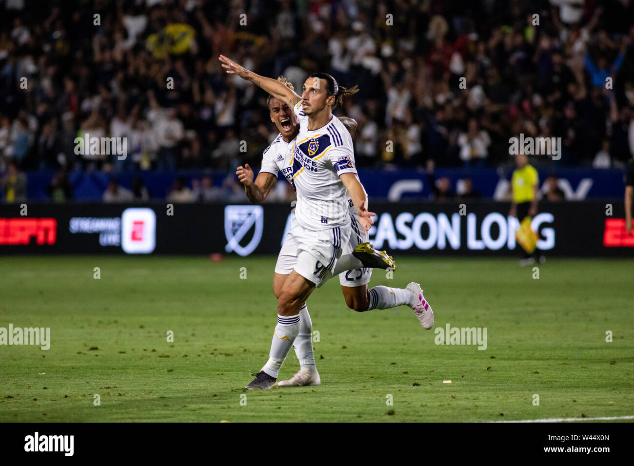 Carson, Californie, USA. 19 juillet, 2019. Qui d'autre ? Zlatan Ibrahimovic (9) chefs accueil son support et le Galaxy's but vainqueur contre pour et célèbre dans le style. Crédit : Ben Nichols/Alamy Live News Banque D'Images