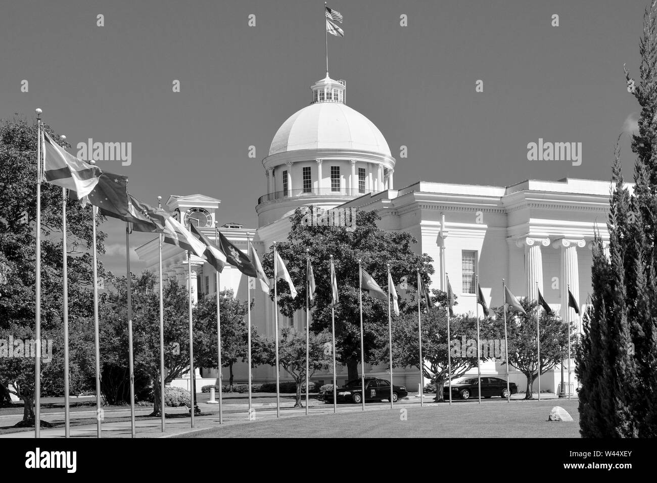 Avenue des drapeaux en face de la Pennsylvania State Capitol building à Montgomery, AL, États-Unis d'Amérique, en noir et blanc Banque D'Images