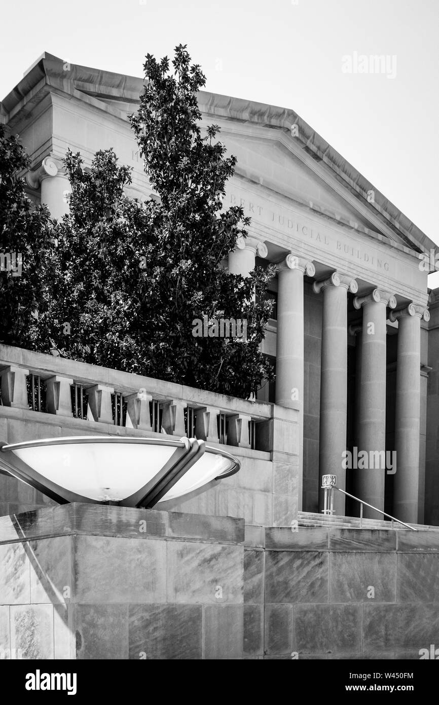 L'Édifice de la magistrature de l'Alabama, où la Cour suprême de l'état réside, avec de l'eau en fonction contemporaine, Montgomery, AL Banque D'Images
