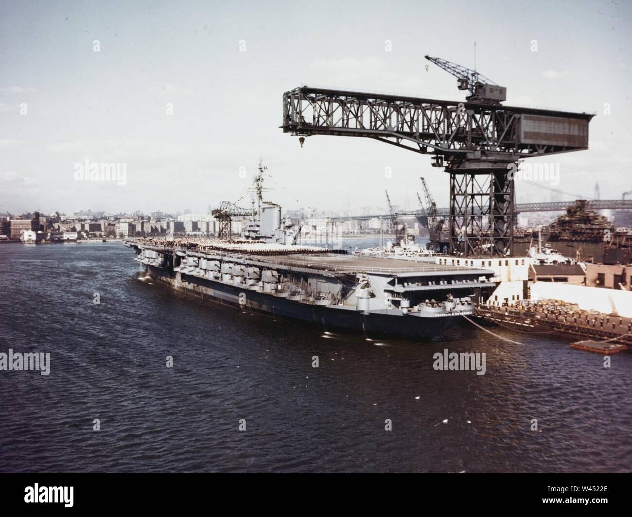 La mise en service de l'USS Franklin D. Roosevelt (CVB-42) à la Brooklyn Navy Yard le 27 octobre 1945. Banque D'Images