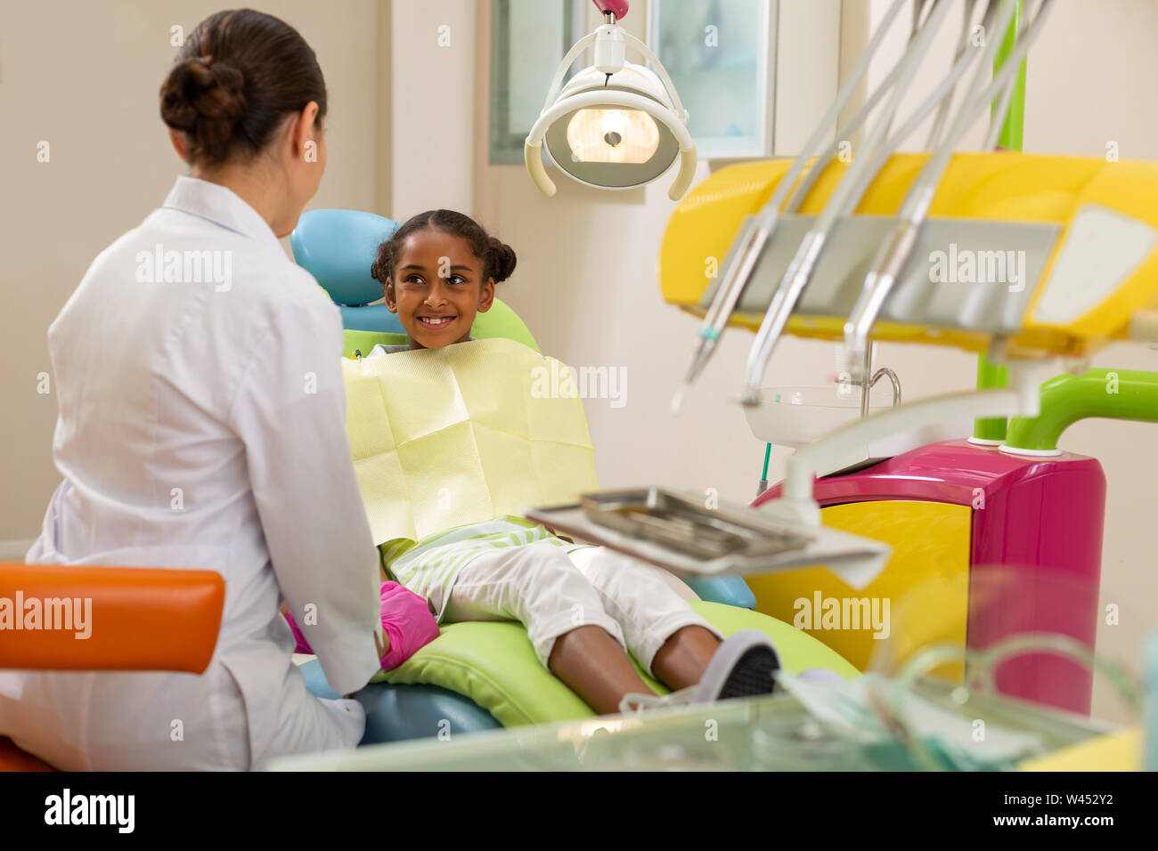 Femme cherche à son jeune patient de sexe féminin Photo Stock - Alamy