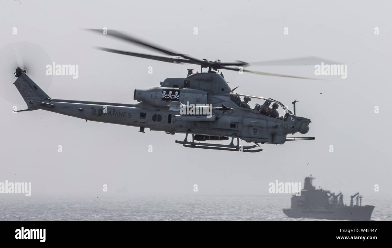 190718-M-EC058-1738 DÉTROIT D'ORMUZ (18 juillet 2019) Un hélicoptère AH-1Z Viper avec Marine à rotors basculants Support Squadron (VMM) 163 (renforcée), 11e Marine Expeditionary Unit (MEU), se prépare à atterrir sur le pont d'envol du navire d'assaut amphibie USS Boxer (DG 4) lors d'un passage du détroit. Le boxeur groupe amphibie et le 11e MEU sont déployés dans le domaine de la 5e flotte américaine des opérations à l'appui des opérations navales pour assurer la stabilité et la sécurité maritime dans la région Centrale, reliant la Méditerranée et le Pacifique à travers l'ouest de l'Océan indien et trois points d'encombrement stratégique Banque D'Images