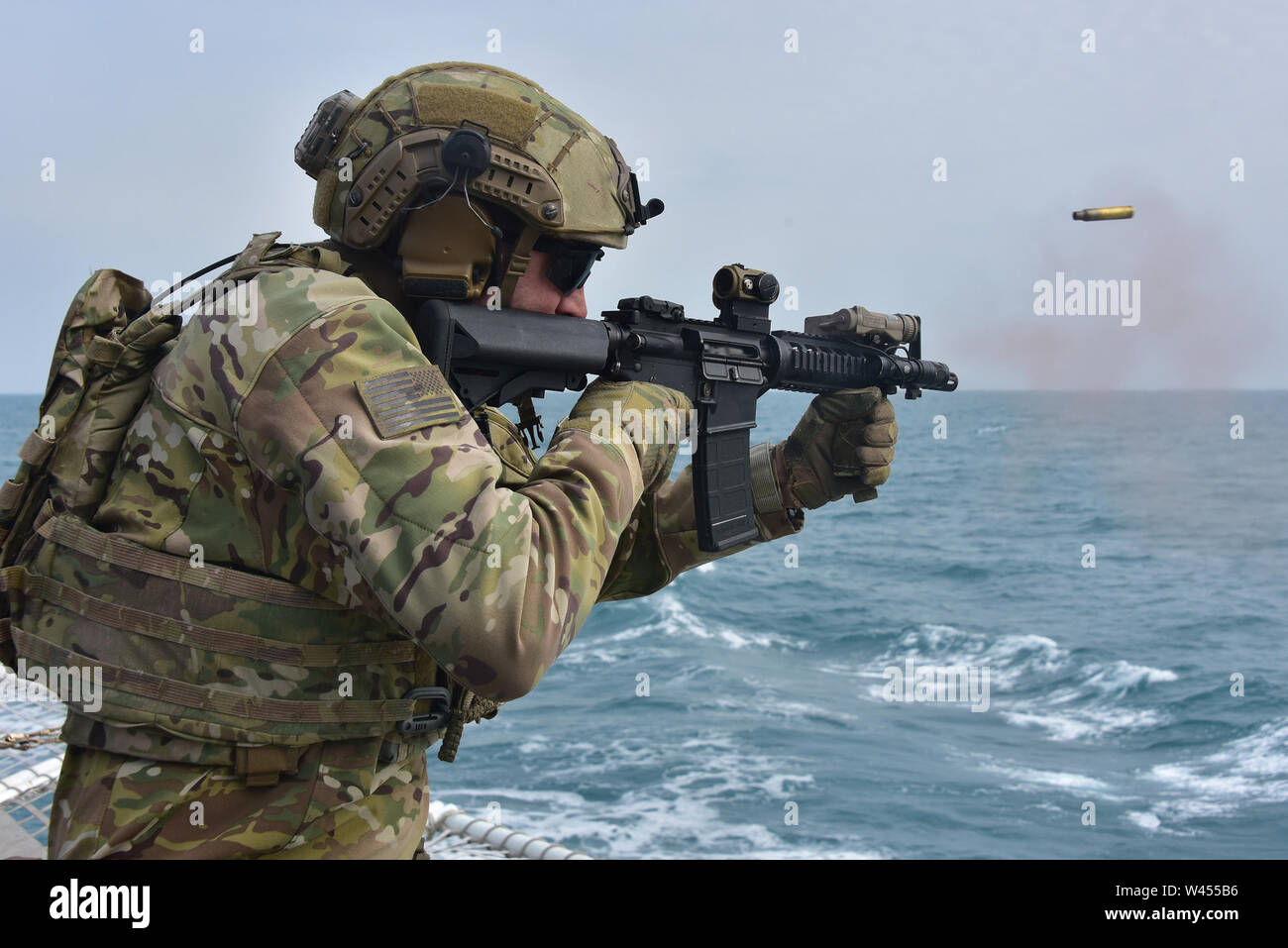 Mer de Chine orientale--membres de la sécurité maritime et de l'intervention l'équipe de l'ouest de l'exercice avec les armes de poing et carabines de l'envol du U.S. Coast Guard Cutter Bertholf (WMSL 750) 25 février, 2019. Bertholf est sur un mois-long déploiement à l'appui de la 7e Flotte de la Marine américaine. Photo de la Garde côtière des États-Unis par le Premier maître de Jean Masson. Banque D'Images