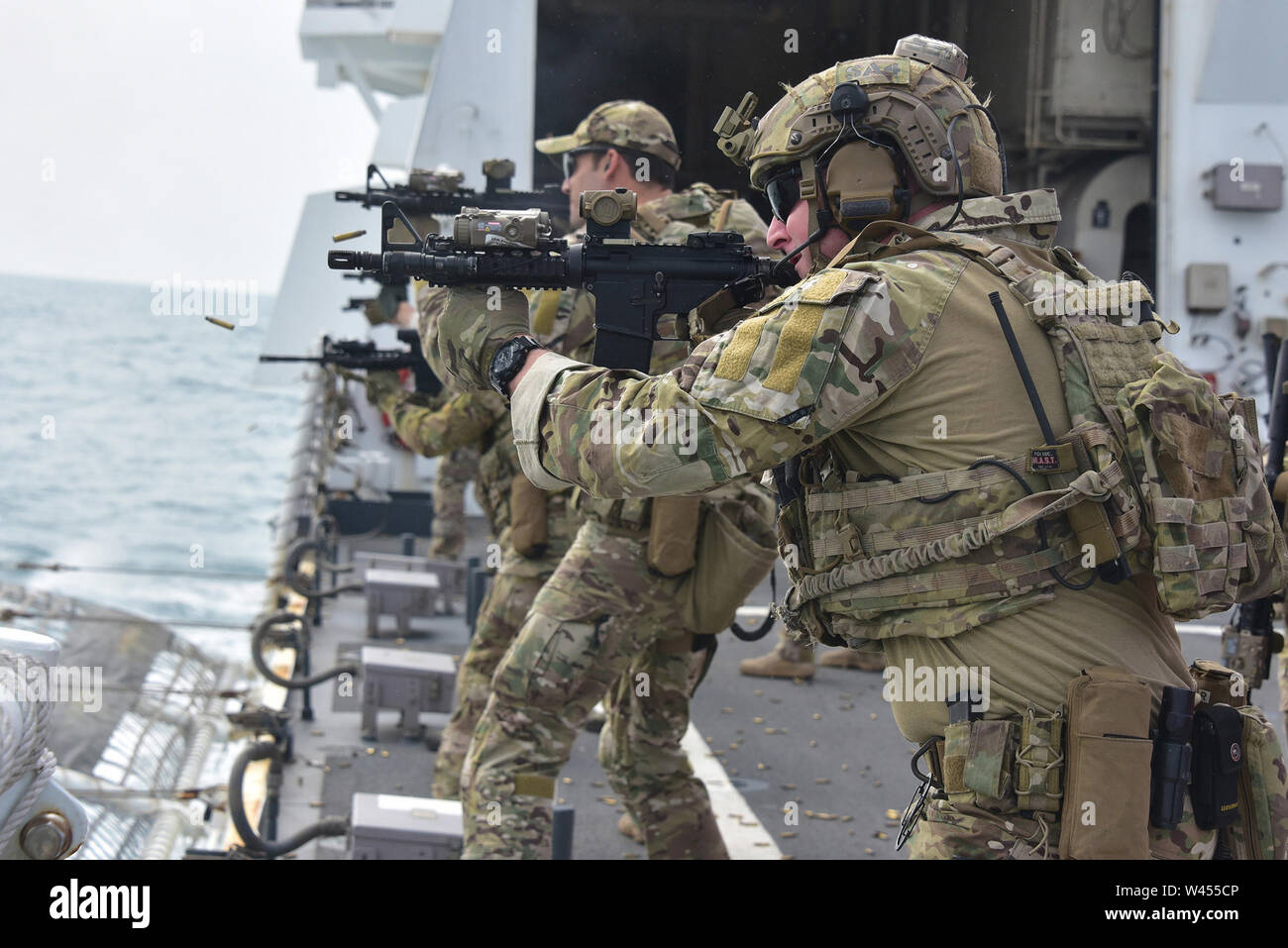 Mer de Chine orientale--membres de la sécurité maritime et de l'intervention l'équipe de l'ouest de l'exercice avec les armes de poing et carabines de l'envol du U.S. Coast Guard Cutter Bertholf (WMSL 750) 25 février, 2019. Bertholf est sur un mois-long déploiement à l'appui de la 7e Flotte de la Marine américaine. Photo de la Garde côtière des États-Unis par le Premier maître de Jean Masson. Banque D'Images