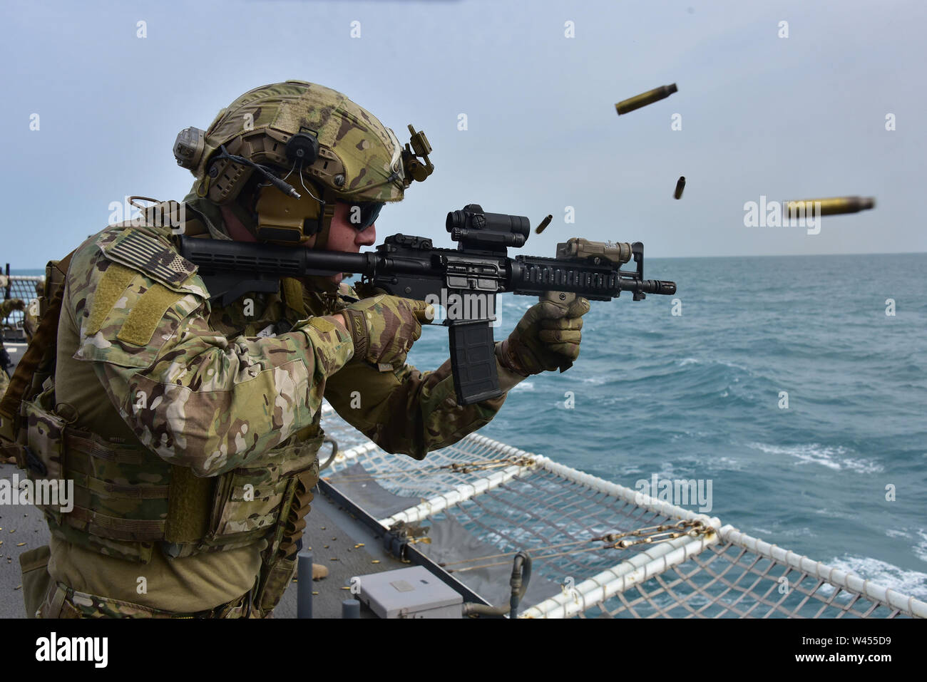 Mer de Chine orientale, un membre de la sécurité maritime et de l'intervention l'équipe de l'ouest des exercices avec une carabine de l'envol du U.S. Coast Guard Cutter Bertholf (WMSL 750) 25 février, 2019. Bertholf est sur un mois-long déploiement à l'appui de la 7e Flotte de la Marine américaine. Photo de la Garde côtière des États-Unis par le Premier maître de Jean Masson. Banque D'Images