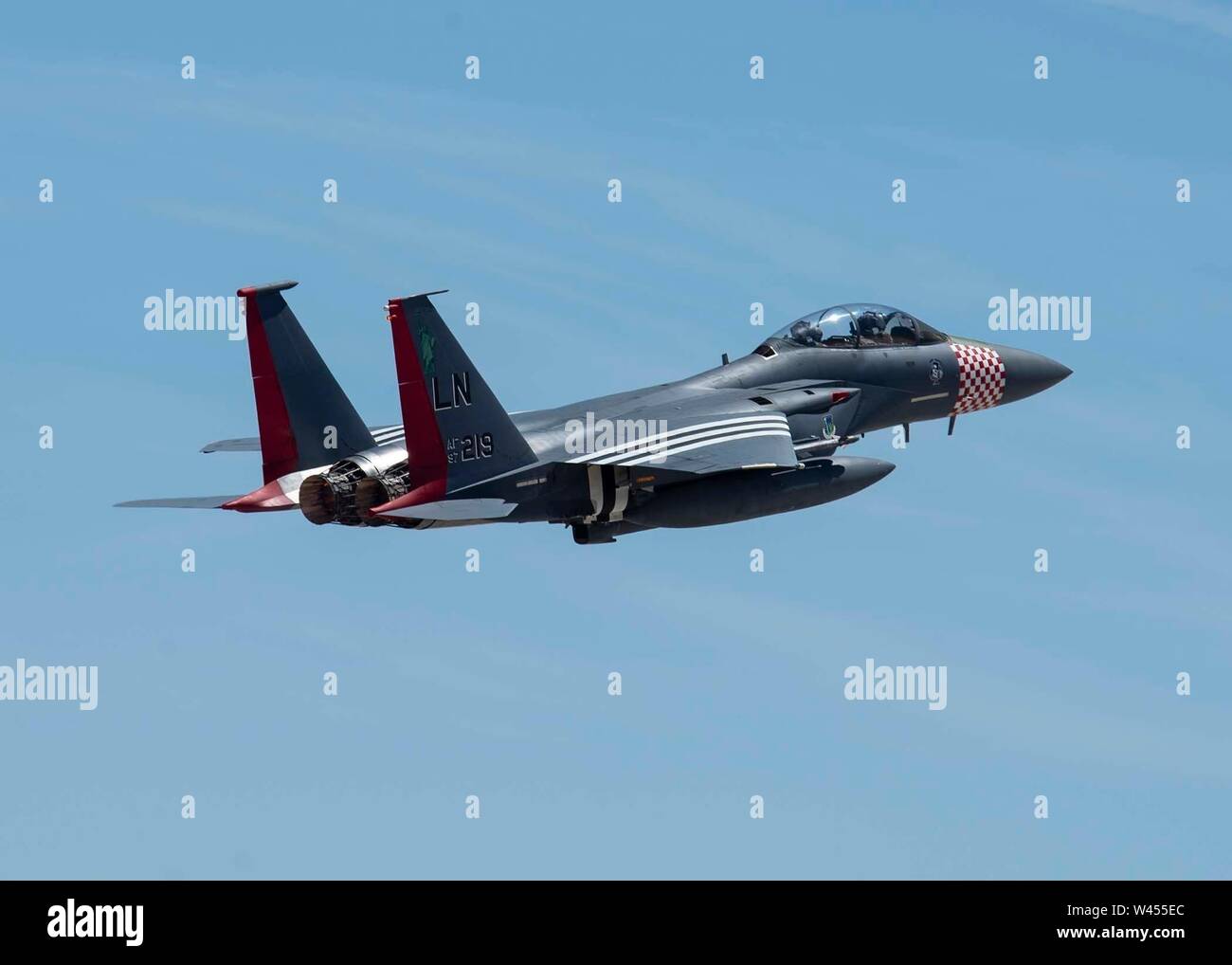 Un F-15E Strike Eagle fighter jet, 492th Fighter Squadron (FS) au Royal Air Force Lakenheath, Angleterre, décolle de la base aérienne Nellis, Nevada, le 18 juillet 2019. Le 492e FS a eu la fonction de base de la grève pour fournir de l'air-sol en appui Drapeau Rouge 19-3. (U.S. Air Force photo par un membre de la 1re classe Bryan Guthrie) Banque D'Images